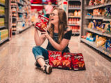 jeune femme dans une allée de supermarché