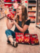 jeune femme dans une allée de supermarché