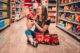 jeune femme dans une allée de supermarché