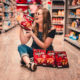 jeune femme dans une allée de supermarché